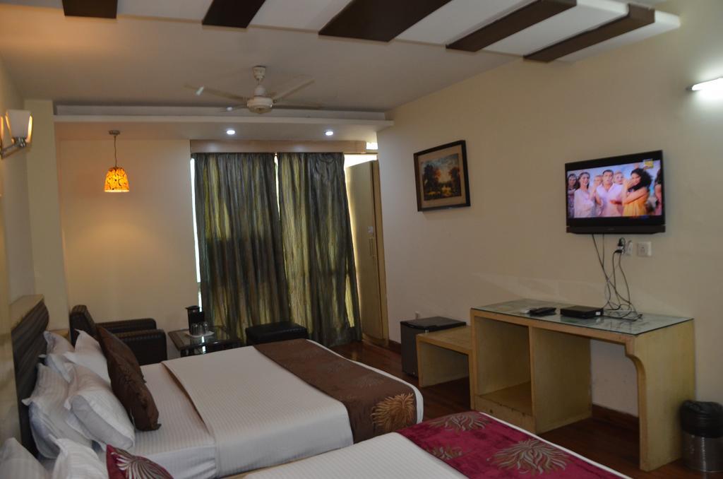 Hotel Milan Deluxe New Delhi Exterior foto