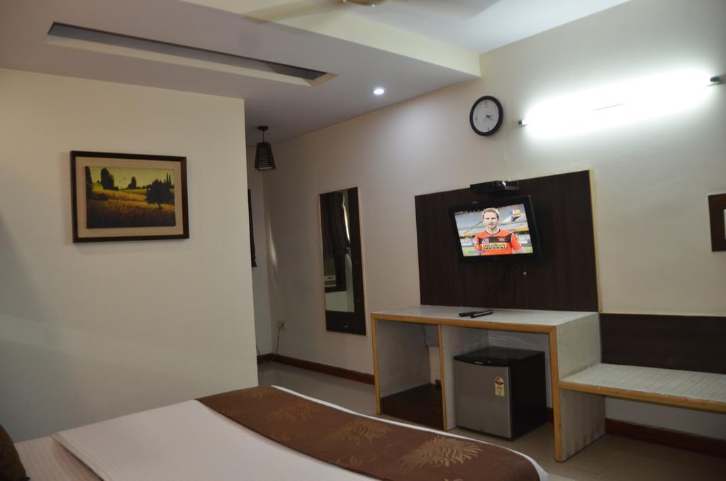 Hotel Milan Deluxe New Delhi Exterior foto